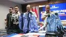 Dari hasil pemeriksaan dokumen, didapati bahwa satu orang di antaranya tidak mampu menunjukkan paspor asli. Tampak dalam foto, petugas Imigrasi memperlihatkan seragam dan lencana polisi Jepang palsu yang disita dari warga negara Jepang yang diduga terlibat dalam sindikat penipuan daring (online), di Bogor, Jawa Barat, Rabu 4 Maret 2026. (AP Photo/Achmad Ibrahim)