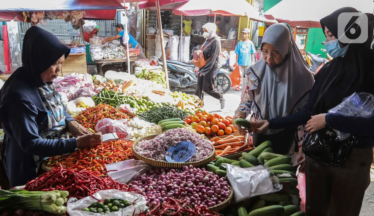 Pedagang bumbu dapur melayani pembeli di pasar di Jakarta, Kamis (28/12/2023). Harga sejumlah bahan pokok mengalami kenaikan jelang akhir tahun 2023. (Liputan6.com/Angga Yuniar)