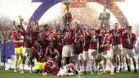 Para pemain AC Milan merayakan kemenangan setelah mengalahkan Sassuolo pada pertandingan sepak bola Liga Italia di Stadion Mapei Reggio Emilia, Italia, 22 Mei 2022. AC Milan juara Liga Italia usai mengalahkan Sassuolo dengan skor 3-0. (Michele Nucci/LaPresse via AP)