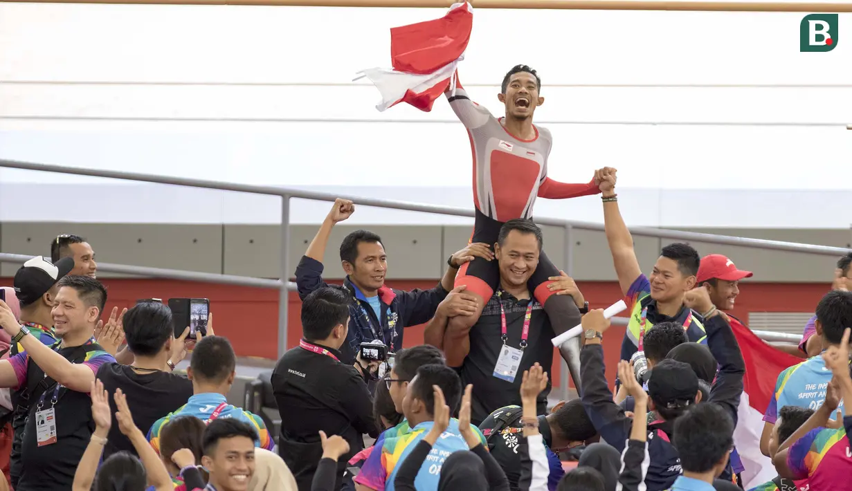 Selebrasi M Fadli pebalap sepeda Indonesia yang meraih medali emas di nomor 4000 meter Individual Pursuit C4 di Velodrome Rawamangun, Jakarta,  Jumat (11/10/2018).  (Bola.com/Peksi Cahyo)