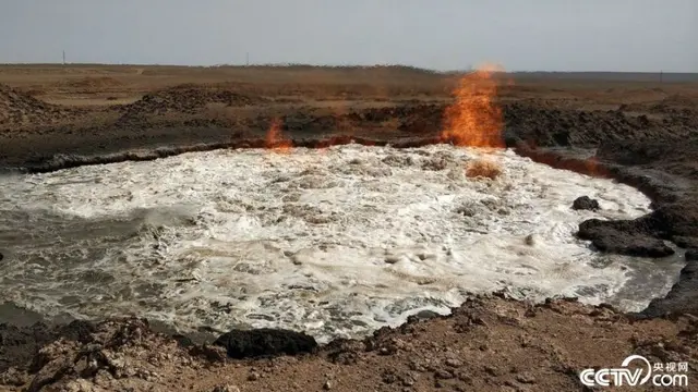 Ngeri, Turkmenistan Punya Kawah Berapi yang Menyala Di Atas Air