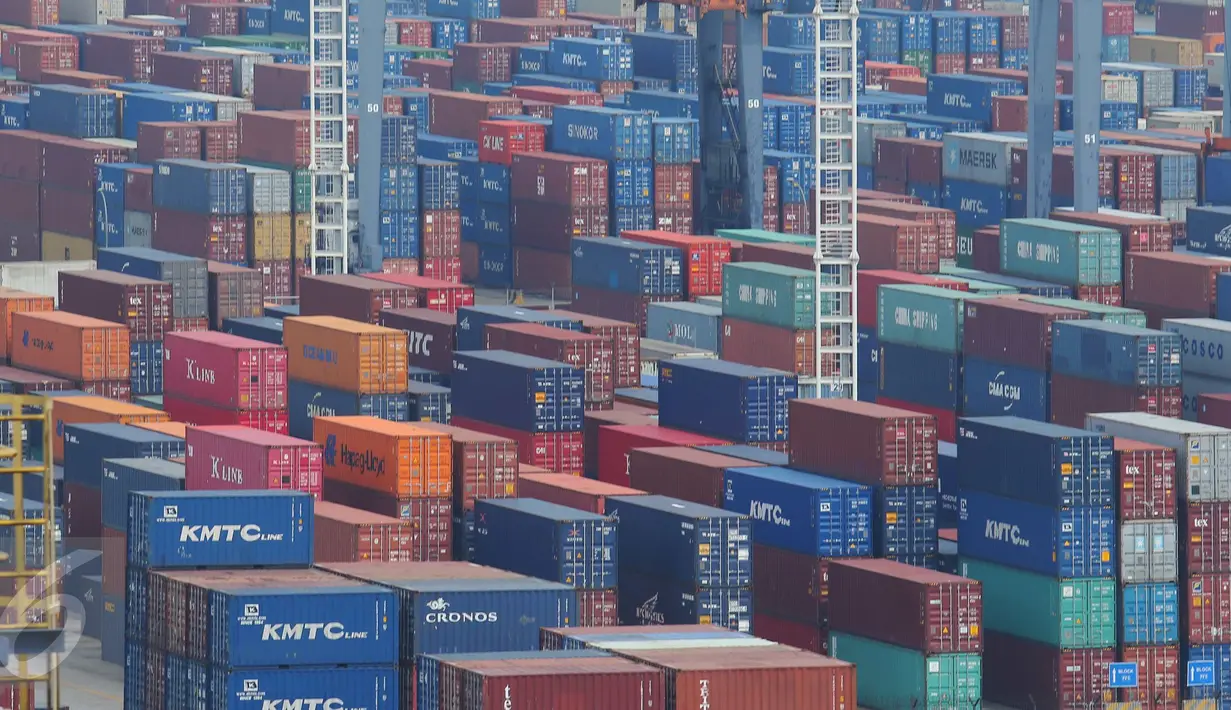 Ratusan peti kemas di area JICT Tanjung Priok, Jakarta, Selasa (18/10). Secara kumulatif, Badan Pusat Statistik (BPS) mencatat Januari-September 2016, nilai impor US$ 98,69 miliar atau turun 8,6% (yoy). (Liputan6.com/Angga Yuniar)