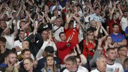 Suporter Inggris bertepuk tangan untuk timnya setelah kalah dari Italia pada pertandingan final Euro 2020 di Stadion Wembley, London, Minggu (11/7/2021). Italia mengalahkan Inggris 3-2 dalam adu penalti setelah pertandingan berakhir dengan skor 1-1. (Carl Recine/Pool Photo via AP)