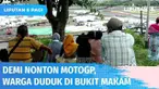 Demi bisa menonton perhelatan MotoGP, warga yang berada di sekitar kawasan Sirkuit Mandalika rela naik ke area bukit yang dikelilingi kuburan. Penonton mengaku senang bisa menyaksikan secara gratis walau dari kejauhan.