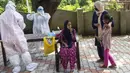Seorang wanita dan putrinya menunggu kerabat mereka yang menjalani swab test atau tes usap COVID-19 di sebuah pusat kesehatan pedesaan, Bagli, Dharmsala, India, Senin (7/9/2020). Total kasus COVID-19 di India kini tercatat sudah melebihi 4,2 juta kasus. (AP Photo/Ashwini Bhatia)