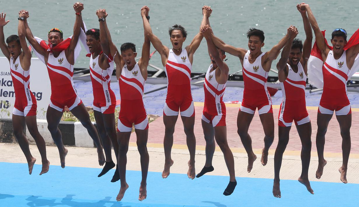 Tim dayung Indonesia melakukan selebrasi usai meraih medali emas pada Asian Games di JSC Lake Jakabaring, Sumatera Selatan, Jumat (24/8/2018). Tim dayung persembahkan emas ke sembilan untuk Indonesia. ANTARA FOTO/INASGOC/Rahmad Suryadi/nym/18