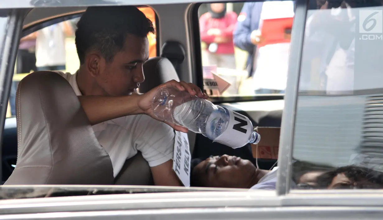Model yang memerankan tersangka Kelvin memeragakan adegan kasus istri bunuh dan bakar suami serta anak tiri di Polda Metro Jaya, Jakarta, Senin (9/9/2019). Model yang memerankan tersangka Kelvin dan tersangka Aulia Kesuma memeragakan tiga adegan pembakaran korban di mobil. (merdeka.com/IqbalNugroho)
