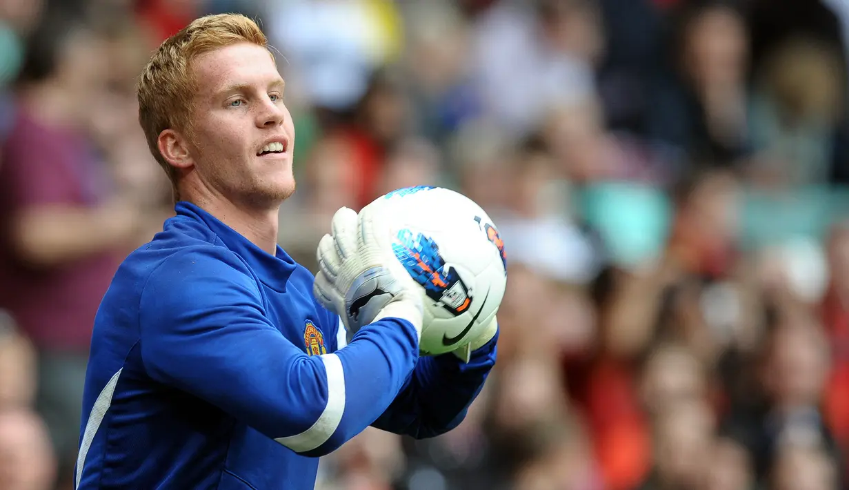 Ben Amos. Kiper berusia 32 tahun yang sejak awal musim 2021/2022 bergabung dengan Wigan Athletic usai dilepas gratis Charlton Athletic ini sejatinya merupakan produk akademi MU yang dipromosikan ke tim senior pada awal musim 2011/2012. Namun karena tak mampu menembus skuad utama ia akhirnya lebih banyak dipinjamkan ke beberapa klub hingga akhirnya dilepas gratis ke Bolton Wanderers pada awal musim 2015/2016. Bersama MU ia total tampil dalam 7 laga di semua ajang dengan torehan 3 kali clean sheet dan kebobolan 6 gol. (AFP/Paul Ellis)