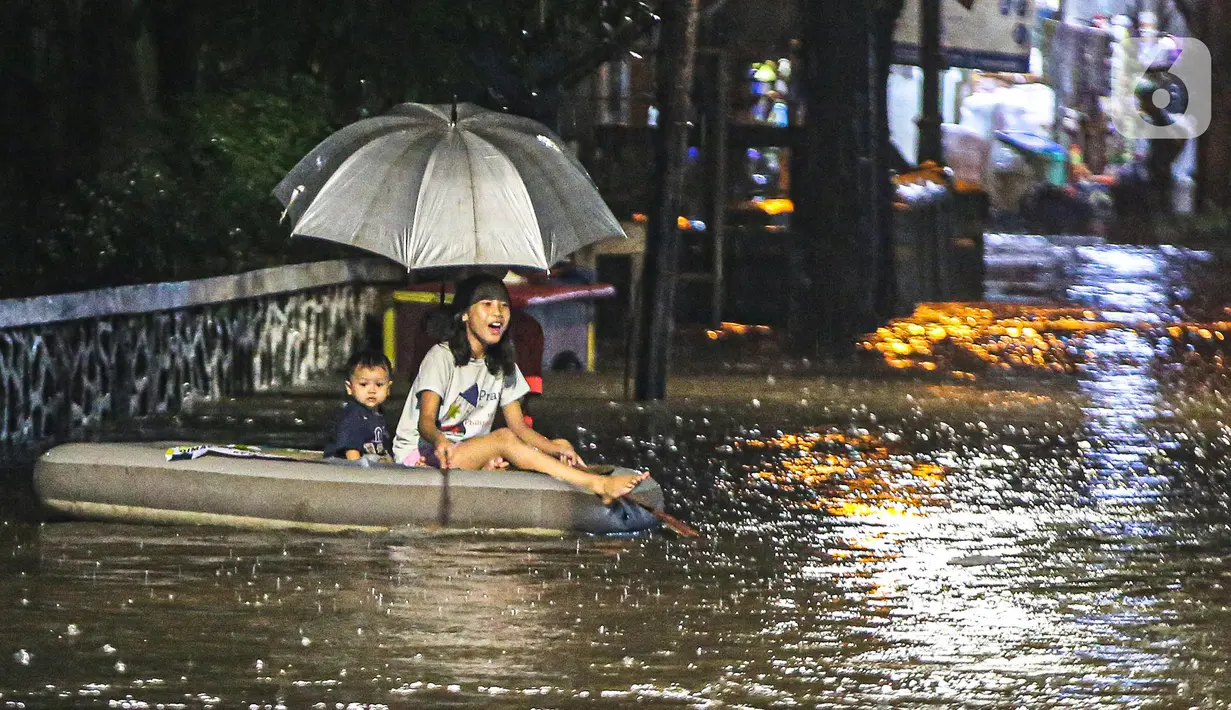 Anak-anak berada di perahu karet saat banjir di kawasan Kemang, Jakarta, Selasa (4/10/2022). Jalan Kemang Utara IX tak bisa dilalui oleh kendaraan. Banjir menggenangi kawasan Pasar Kambing dan sejumlah rumah penduduk. (Liputan6.com/Faizal Fanani)