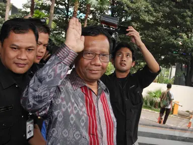Mantan Ketua MK, Mahfud MD, usai mendatangi penyidik KPK, Jakarta, Senin (8/12/2014). (Liputan6.com/Herman Zakharia)