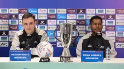 Dalam keterangan jelang laga final, pemain Timnas Futsal Indonesia, Wendy Brian Lindrey Ick, mengatakan, ia bersama rekan-rekan setimnya tidak merasakan tekanan berarti. Tampak dalam foto, pelatih Timnas Futsal Indonesia, Hector Souto (kiri) bersama Brian Lindrey saat memberi keterangan terkait laga final Piala Asia 2026 di Indonesia Arena, Kompleks Gelora Bung Karno, Senayan, Jakarta, Jumat (6/2/2026). (Bola.com/M Iqbal Ichsan)