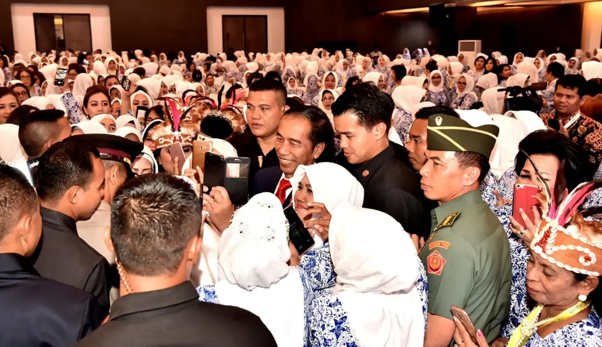 Presiden Joko Widodo foto bersama peserta saat membuka Rakernas IWAPI XXVIII di Padang, Senin (8/10). Jokowi menyebut pengusaha perempuan lebih gigih, ulet, teliti, dan perhitungan dari pengusaha laki-laki. (Liputan6.com/Pool/Biro Pers Setpres)
