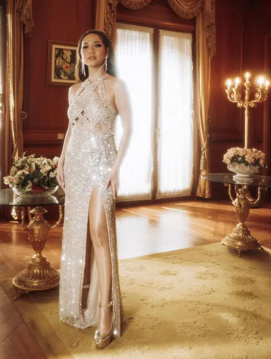 Penampilan luar biasa lainnya dari BCL dibalut gaun pesta super berkilau. Ia mengenakan gaun dengan detail cross-neck tanpa lengan dan high slit yang bertabur payet dan batu-batu keemasan yang membuatnya tampil super bercahaya. [Foto: Instagram/bclsinclair]