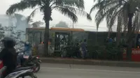 Bus transjakarta keluarkan asap di Jalan Daan Mogot, Jakarta Barat. (TMCPolda Metro)