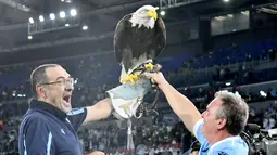 Sejumlah pemain dan pelatih Lazio larut dalam kebahagiaan, mereka merayakan keberhasilan Tim Elang Ibu Kota yang keluar sebagai pemenang dalam laga yang bertajuk Derby della Capitale. (AFP/Vincenzo Pinto)