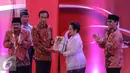 Megawati memberikan buku kepada Presiden Jokowi saat pembukaan Kongres III Persatuan Alumni GMNI, Jakarta, Jumat (8/7/2015). Kongres bertajuk Jalan Trisakti Menuju Tatanan Masyarakat Pancasila dihadiri sekitar 1.000 peserta. (Liputan6.com/Faizal Fanani)
