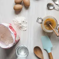 Jangan takut untuk mengajak anak terlibat di dapur, asal dengan persiapan yang safety. (Sumber foto: Deki Prayoga/FIMELA.com)