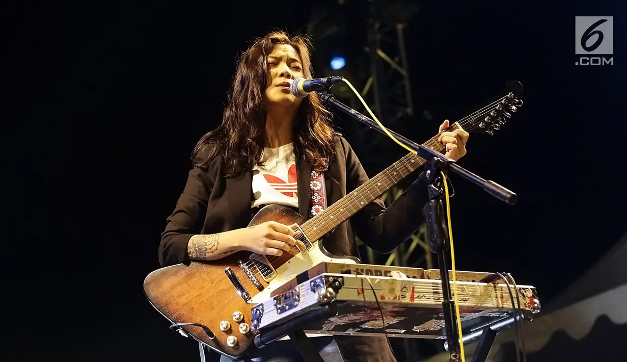 Penyanyi Danilla Riyadi beraksi memainkan gitarnya di atas panggung Prambanan Jazz Festival 2019 di Kompleks Candi Prambanan, Yogyakarta, Jumat (5/7/2019). Danilla Riyadi Membuka aksinya dengan Laguland. (Fimela.com/Bambang E. Ros)
