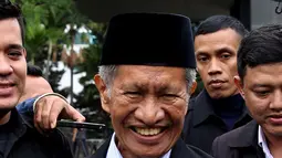 Mantan Hakim MK Muhammad Alim usai menjalani pemeriksaan di Gedung KPK, Jakarta, Rabu (2/11). Muhammad Alim diperiksa sebagai saksi dengan tersangka Bupati Buton Samsu Umar Abdul Samiun. (Liputan6.com/Johan Tallo)