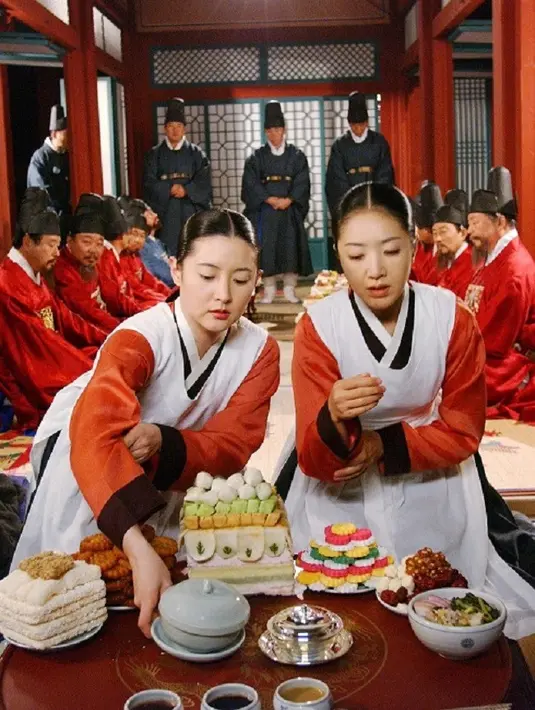 Drama Jewel in The Palace mengisahkan tentang Dae Jang Geum, tabib wanita pertama yang memulai kariernya sebagai dayang memasak dan menyajikan makanan untuk kerajaan. (Foto: soompi.com)