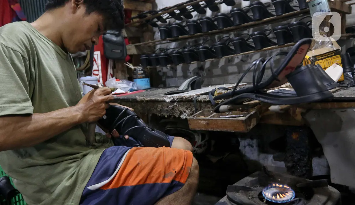 Rata-rata pekerja direkrut dari warga sekitar. (Liputan6.com/Herman Zakharia)