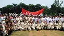 Seluruh Purna Paskibraka Indonesia foto bersama presiden ke-5 RI Megawati Soekarnoputri usai apel kebangsaan Purna Paskibraka Indonesia (PPI) di lapangan PP-PON Kemenpora Cibubur, Jakarta Timur, Rabu (23/8). (Liputan6.com/Yoppy Renato)