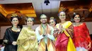 Sang desainer, Didiet Maulana dan para model berfoto bersama di atas catwalk, Hotel Mulia Jakarta (Liputan6.com/Faisal R Syam)