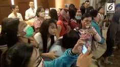 Para pemandu karaoke memaksa masuk ke hotel milik Wakil Bupati Pati.