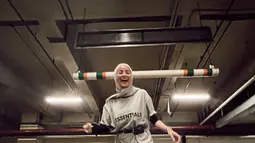 Tak hanya itu, lewat unggahan lain, ibu tiga anak ini kerap mengenakan celana jeans yang ketat. Kendati demikian potretnya tetap nyentrik saat mengenakan aneka hijab kekinian. (Liputan6.com/IG/@ollaramlan).