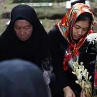 Keluarga ziarah ke makam Julia Perez. (Nurwahyunan/Bintang.com)