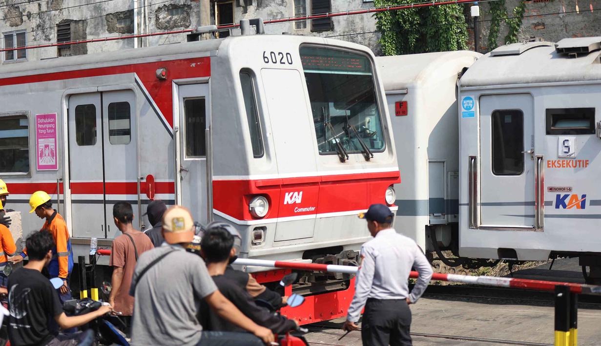 Arus lalu lintas di sekitar lokasi terpantau tetap berjalan normal, di tengah proses pengerjaan. Tampak dalam foto, situasi arus lalu lintas saat proses pemasangan palang pintu di perlintasan sebidang Jalan Ampera, dekat Stasiun Bekasi Timur, Bekasi, Jawa Barat. (Kapanlagi.com/Budy Santoso)