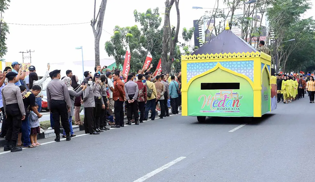 Kereta kencana yang ditumpangi Jokowi dan keluarga, mendapat pengawalan dari Paspampers. Para pengawal itu mengenakan beskab, yang biasa digunakan oleh orang Jawa Pria dalam acara resmi. (Deki Prayoga/Bintang.com)
