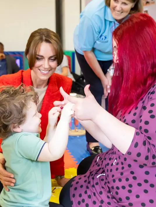 Meskipun penampilan ini merupakan perubahan yang cukup dramatis bagi ibu tiga anak ini, perlu dicatat bahwa ini bukan pertama kalinya Putri Kate menggunakan poni.  [@katemiddleton.id]