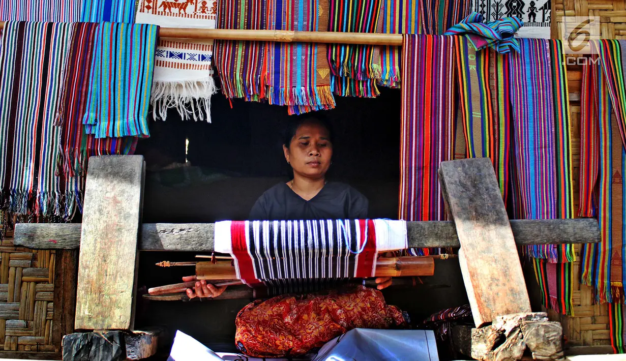 Sebagian besar suku sasak bekerja sebagai petani, sementara kaum perempuan lebih mahir menenun. (Liputan6.com/Angga Yuniar)
