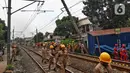 Penghentian ini dilakukan untuk mempermudah proses evakuasi truk yang menabrak tiang listrik lintas atas di lintas KRL Pondok Ranji-Kebayoran. (Liputan6.com/Angga Yuniar)