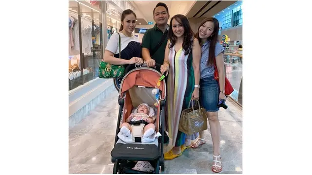 Momo Geisha dan ibu mertua kerap bersama di berbagai kegiatan.