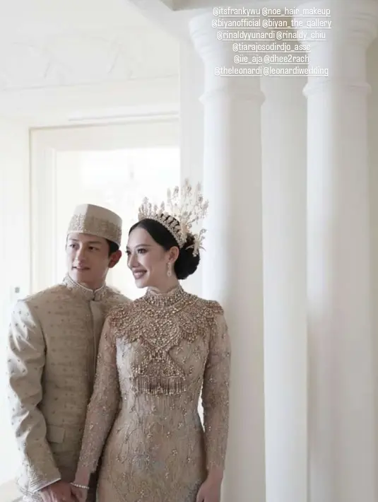 Athina dan Rio Haryanto tampil bak raja dan ratu dengan busana yang serasi di resepsi pernikahan [@theleonardi]