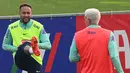 Penyerang timnas Brasil Neymar melakukan peregangan saat sesi latihan di tempat latihan Continassa di Turin, Italia, Selasa (15/11/2022). Timnas Brasil memusatkan latihan mereka jelang pelaksanaan turnamen akbar Piala Dunia 2022 Qatar. (Vincenzo PINTO / AFP)