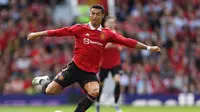 Striker Manchesters United Cristiano Ronaldo dalam pertandingan persahabatan melawan Rayo Vallecano di Old Trafford, Manchester, Minggu (31/7/2022). MU dan Rayo Vallecano bermain imbang 0-0. (Nigel Roddis / AFP)