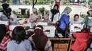Warga mengikuti pelatihan tata busana di Ruang Publik Terpadu Ramah Anak (RPTRA) Borobudur, Menteng, Jakarta Pusat, Rabu (9/11/2022). Pelatihan kriya yang dikhusukan untuk kaum perempuan tersebut dalam rangka meningkatkan bakat sekaligus membuka peluang usaha bagi warga. (merdeka.com/Iqbal S Nugroho)