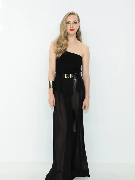 Amanda Seyfried berpose saat menghadiri CFDA Fashion Awards di Cipriani South Street di New York pada Senin, 7 November 2022. Amanda Seyfried tampil cantik berpakaian hitam saat menghadiri acara penghargaan tahunan Council of Fashion Designers of America. (Photo by Evan Agostini/Invision/AP)