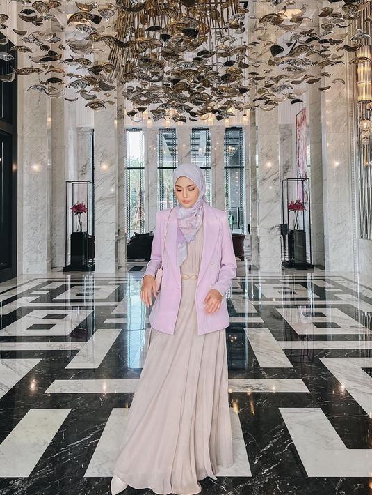 Musibah ini diumumkan Dara Arafah seraya mengunggah sejumlah rekaman kamera pengawas berisi aksi bekas pembantunya bersama brankas yang ditaruh di depan rumah. “Masih shock banget mantan pembantu bawa kabur berangkas gue. Kejadian nya tanggal 4 kemarin pas gue lagi gaada di rumah,” cuitnya seraya menyematkan emotikon wajah mewek. (Foto: Dok. Instagram @daraarafah)