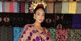 R'Bonney Nola Gabriel tampil elegan mengenakan pakaian khas Lombok. Dari atasan dan bawahan kain tenun khas Lombok. (@rbonneynola)
