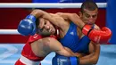 Petinju asal Iran, Daniyal Shahbakhsh (kiri) melawan petinju Maroko Mohamed Hamout dalam pertandingan tinju kelas bulu putra pada Olimpiade Tokyo 2020 di Kokugikan Arena, Tokyo, Sabtu (24/7/2021). (Foto: AFP/Luis Robayo)