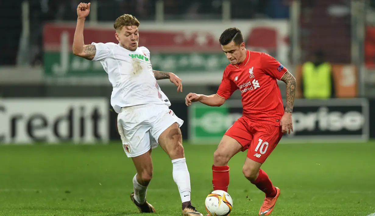 Pemain Liverpool, Philippe Coutinho, berusaha melewati pemain Augsburg, Alexander Esswein, pada laga leg pertama 32 besar Liga Europa, di WWK Arena, Augsburg, Jerman, Jumat (19/2/2016) dini hari WIB. (AFP/Christof Stache)
