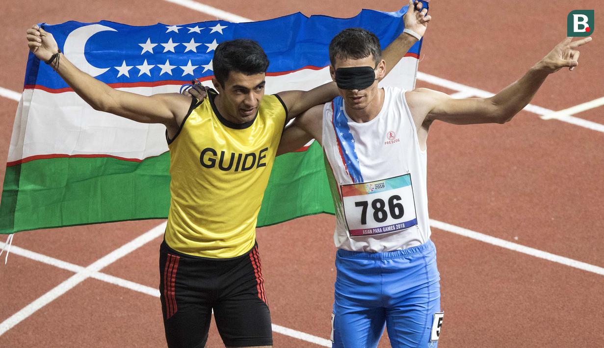 Sakhatov Miran atlet cabang para atletik asal Uzbekistan didampingi pemandunya di nomor lari 400 meter putra klasifikasi T11 pada Asian Para Games 2018, di Stadion Utama Gelora Bung Karno Jakarta, Kamis(11/10/2018).  (Bola.com/Peksi Cahyo)