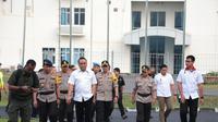 Chef de Misssion (CdM) Tim Indonesia Komjen Pol Syafruddin meninjau kesiapan atlet yang akan tampil pada Asian Games 2018 di Palembang, Minggu (12/8/2018). (foto: istimewa)