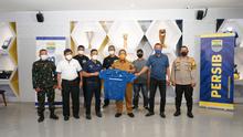 Penandatanganan kesepakatan mendukung Persib dari rumah selama Piala Menpora 2021. (Bola.com/Erwin Snaz)