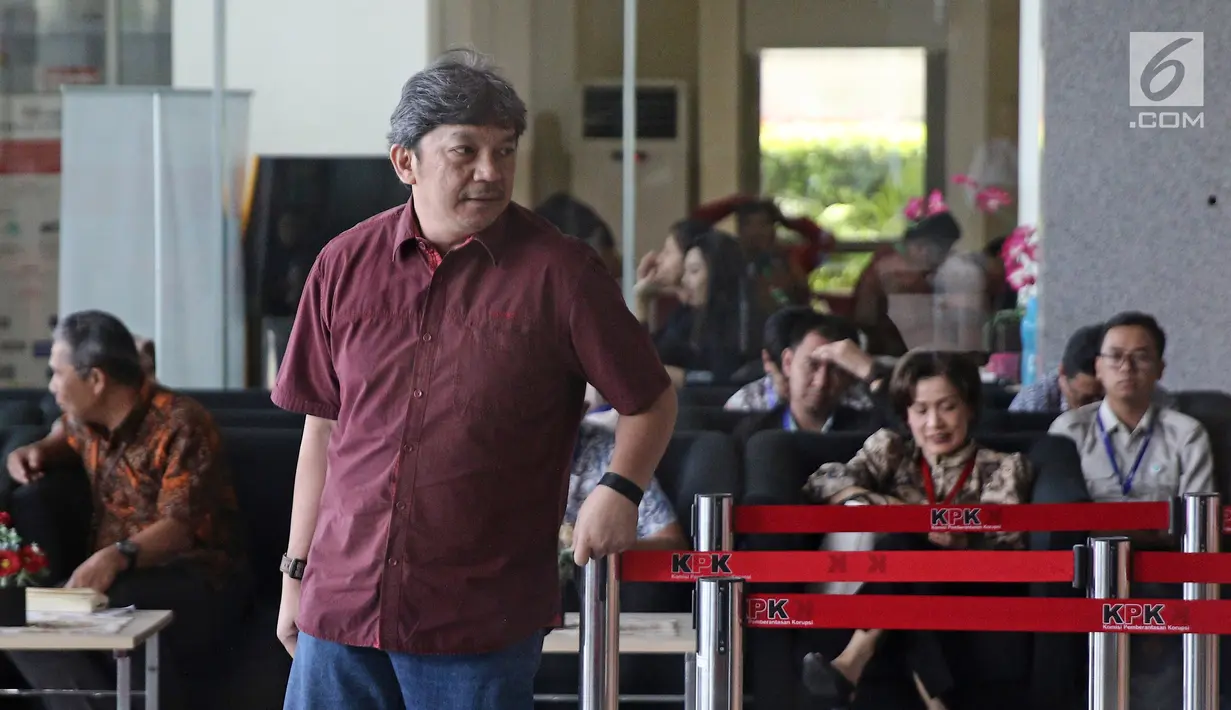 Mantan Vice President Management PT Garuda Indonesia, Albert Burhan saat tiba di Gedung KPK, Jakarta, Selasa (3/4). Albert akan dimintai keterangan terkait peran mantan Dirut Garuda Indonesia Emirsyah Satar selaku tersangka. (Liputan6.com/Herman Zakharia)