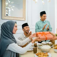 Ilustrasi silaturahmi Lebaran. (c) Shutterstock/Odua Images